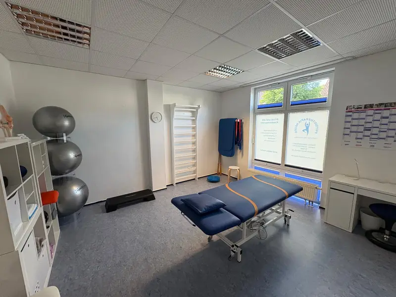 Behandlungsraum mit Therapieliege